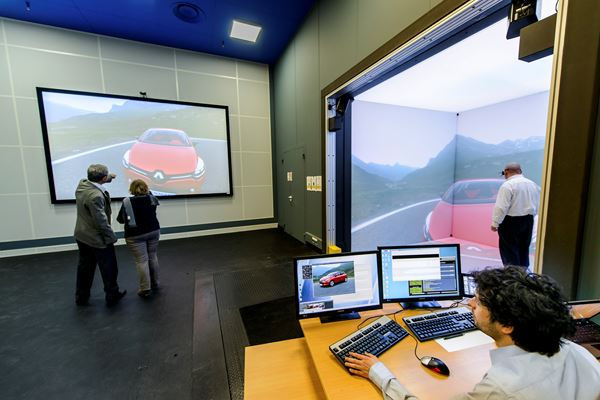 Les ingénieurs Renault testent les véhicules à l'aide d'un simulateur 3D interactif immersif