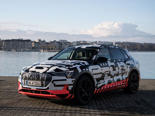 L'Audi e-tron prototype donne un aperçu du SUV électrique Audi