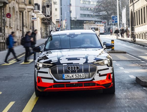 L'Audi e-tron prototype donne un aperçu du SUV électrique Audi