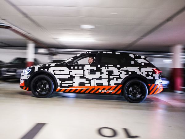 L'Audi e-tron prototype donne un aperçu du SUV électrique Audi