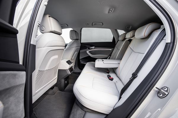 L'Audi e-tron prototype donne un aperçu du SUV électrique Audi