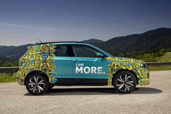 Le SUV urbain Volkswagen T-Cross en approche