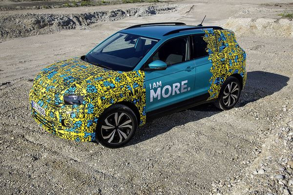 Le SUV urbain Volkswagen T-Cross en approche