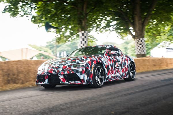 Le coupé sport Toyota Supra en approche