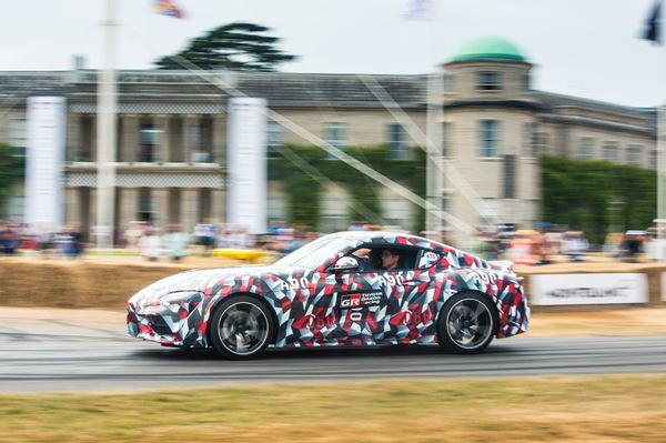 Le coupé sport Toyota Supra en approche