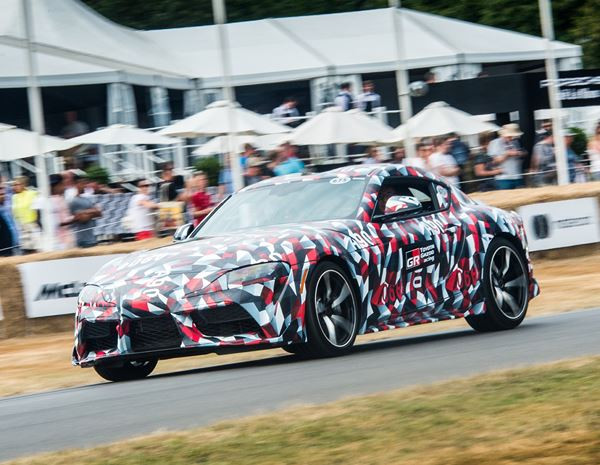 Le coupé sport Toyota Supra en approche