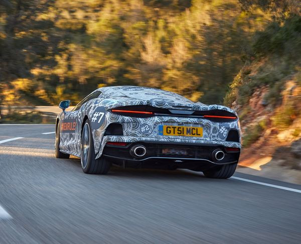 Une McLaren « Grand Tourer » à moteur central qui enfreint les règles