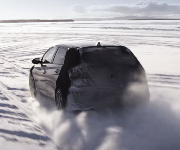 Le prototype camouflé de Hyundai i20 N en tests hivernaux en Suède