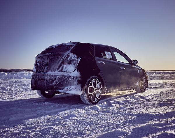 Le prototype camouflé de Hyundai i20 N en tests hivernaux en Suède