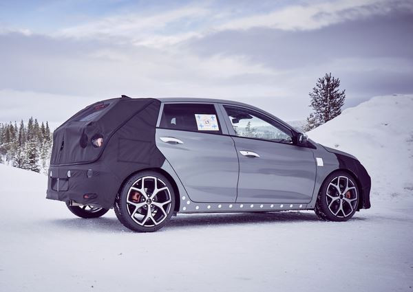 Le prototype camouflé de Hyundai i20 N en tests hivernaux en Suède