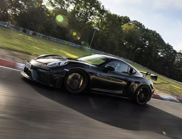 Le Porsche 718 Cayman GT4 RS en phase finale d'essais