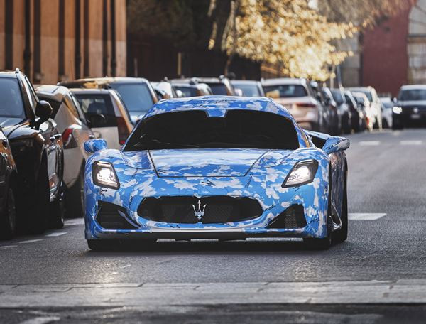 Le prototype de supercar Maserati MC20 cabriolet entame sa phase de tests