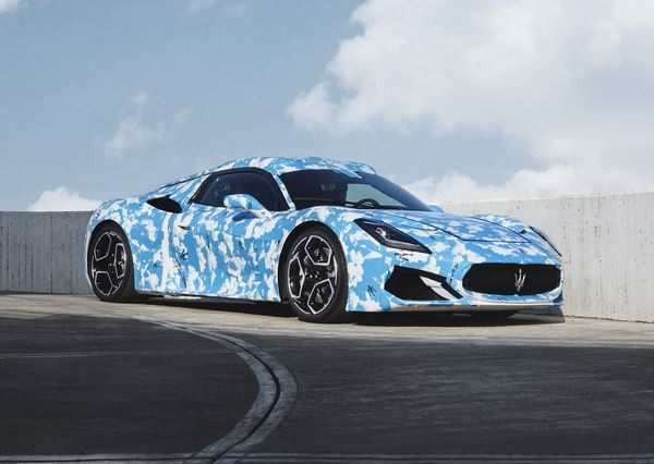 Le prototype de supercar Maserati MC20 cabriolet entame sa phase de tests