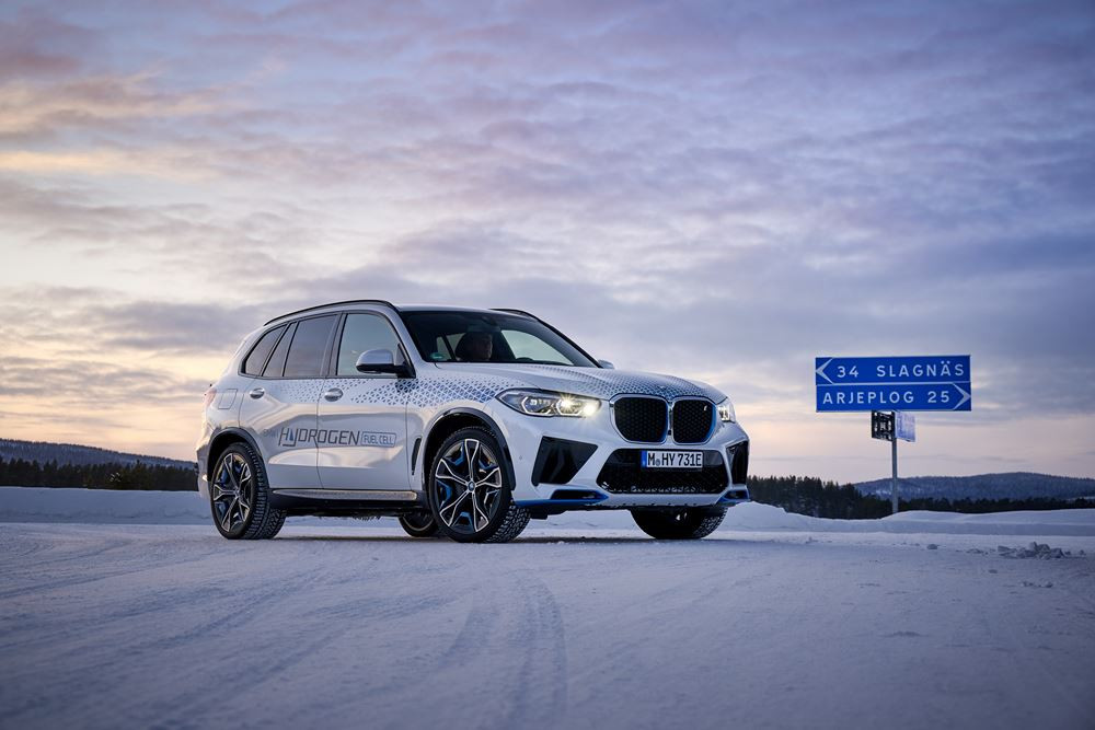 La BMW iX5 Hydrogen en tests hivernaux près du cercle polaire