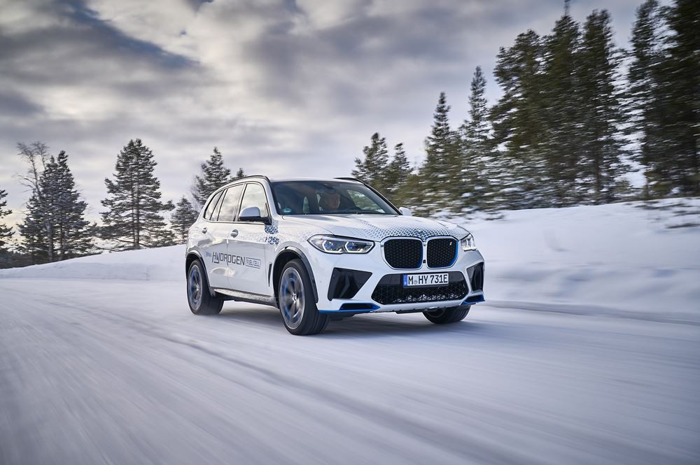 La BMW iX5 Hydrogen en tests hivernaux près du cercle polaire