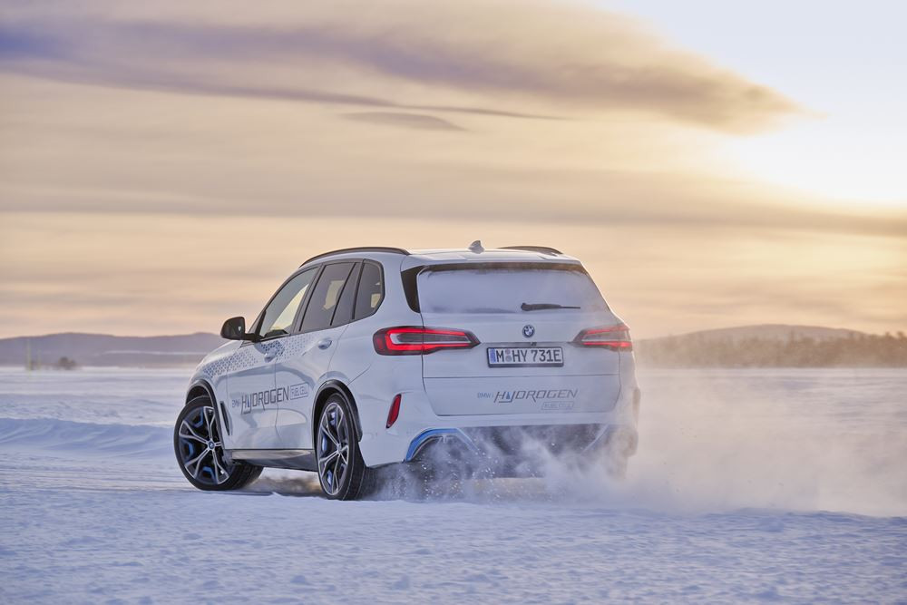 La BMW iX5 Hydrogen en tests hivernaux près du cercle polaire