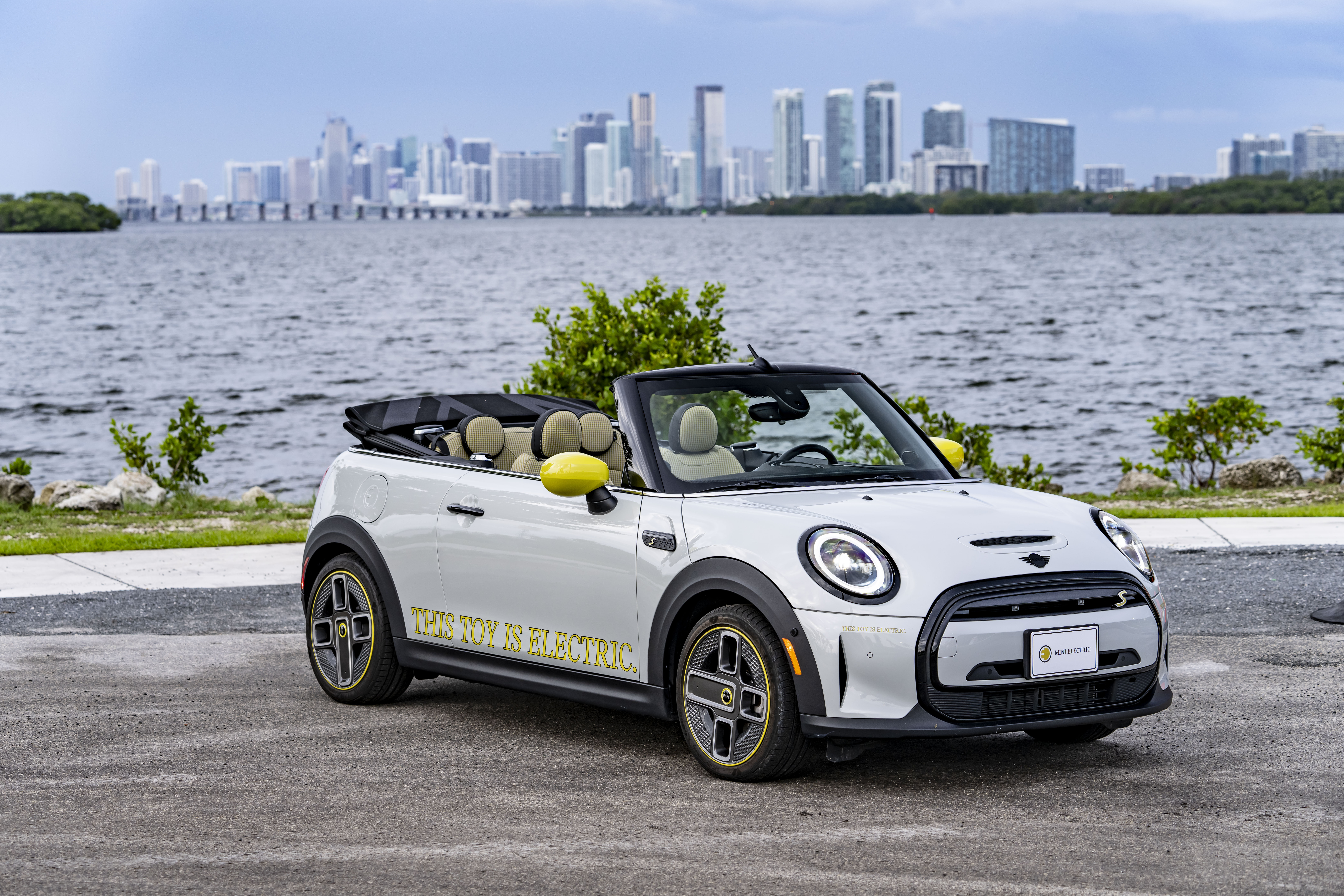 Le prototype Mini Cooper SE Cabrio allie mobilité électrique et conduite à ciel ouvert