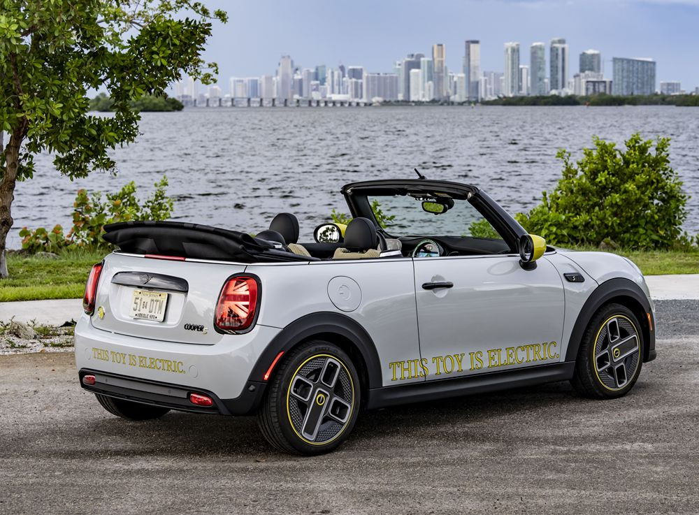 Le prototype Mini Cooper SE Cabrio allie mobilité électrique et conduite à ciel ouvert