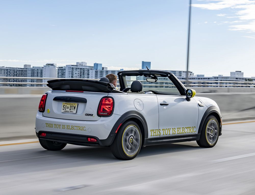 Le prototype Mini Cooper SE Cabrio allie mobilité électrique et conduite à ciel ouvert
