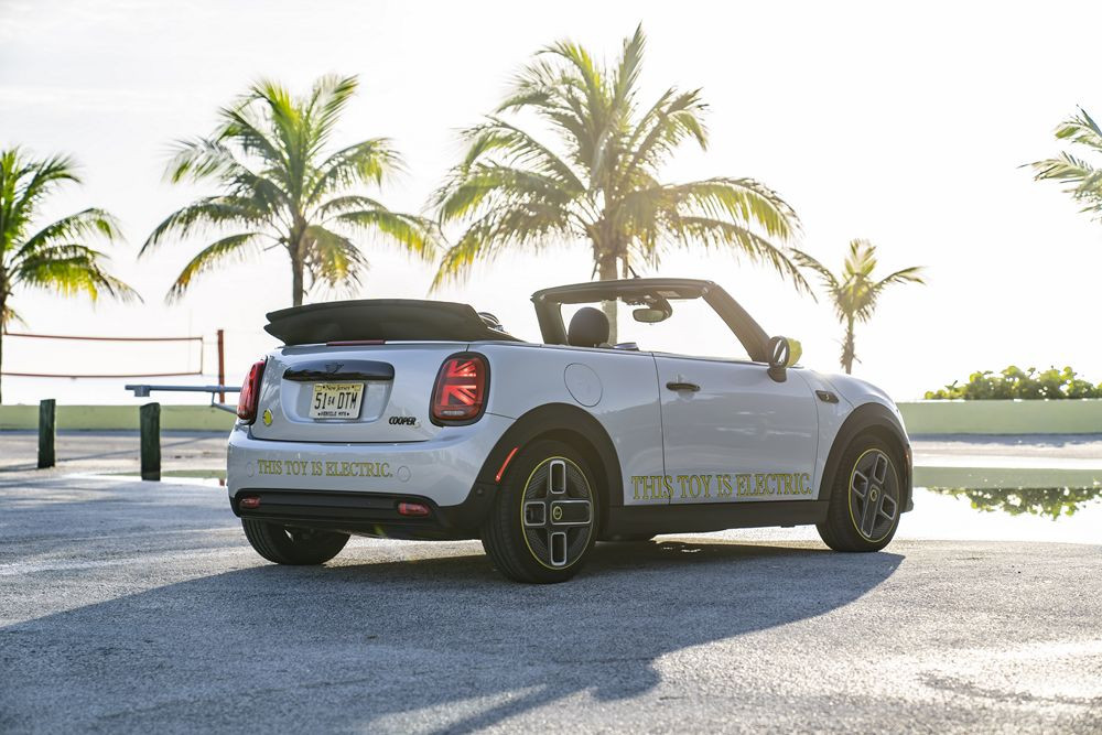Le prototype Mini Cooper SE Cabrio allie mobilité électrique et conduite à ciel ouvert