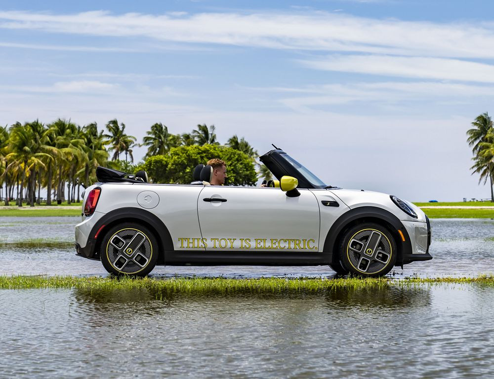 Le prototype Mini Cooper SE Cabrio allie mobilité électrique et conduite à ciel ouvert