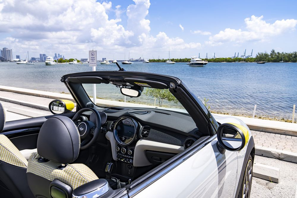 Le prototype Mini Cooper SE Cabrio allie mobilité électrique et conduite à ciel ouvert