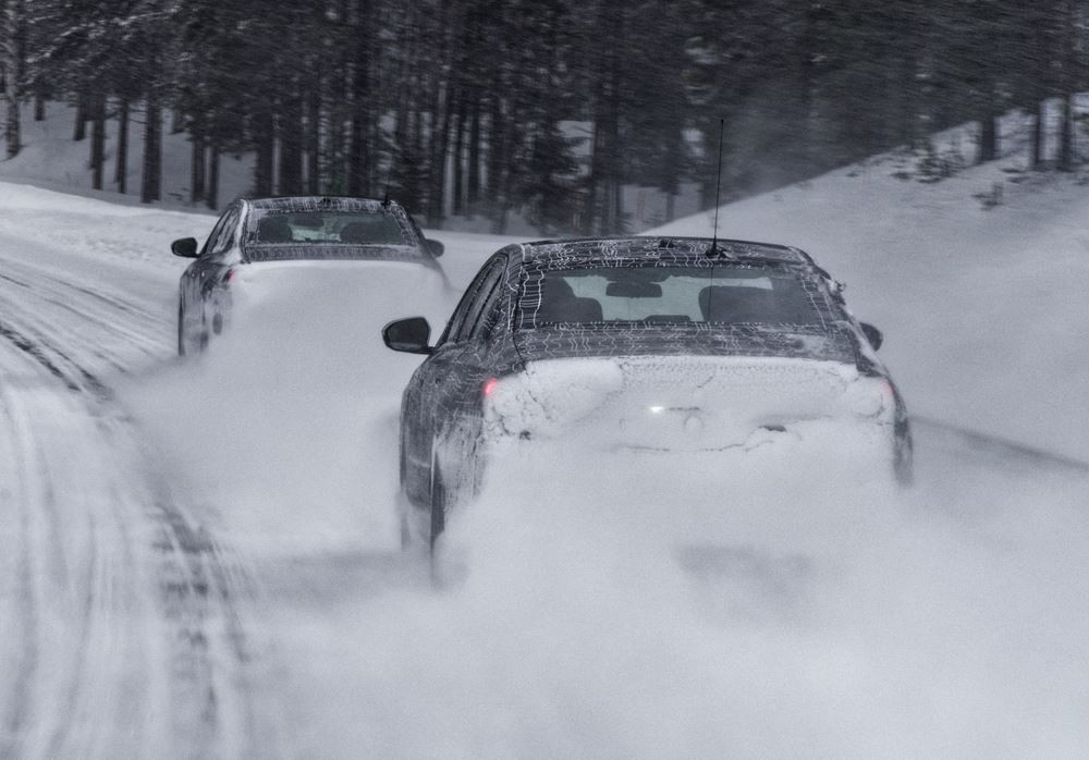 La BMW i5 électrique finalise sa phase d'essais hivernaux sur la glace et la neige