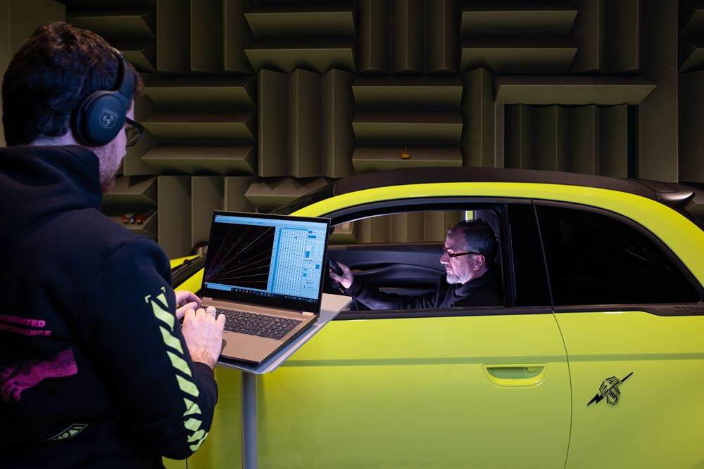 Le générateur de son transforme l'Abarth 500e électrique en un petite bolide rugissant