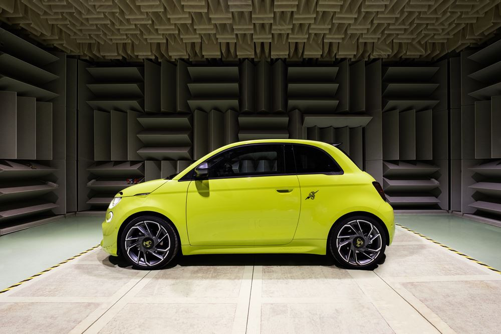 Le générateur de son transforme l'Abarth 500e électrique en un petite bolide rugissant