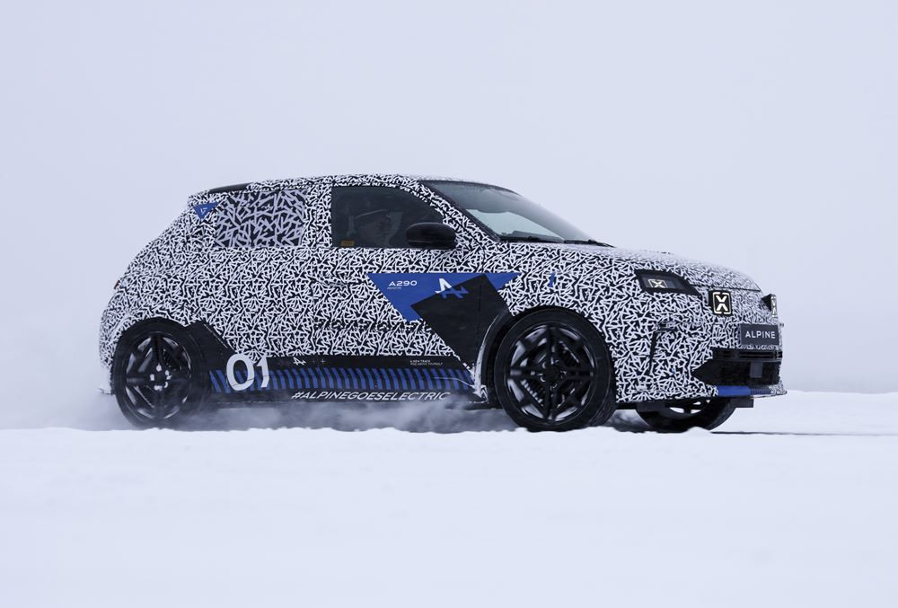 La sportive électrique Alpine A290 effectue ses premiers tours de roues au cercle polaire
