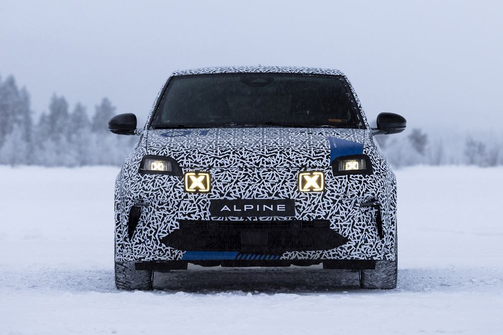 La sportive électrique Alpine A290 effectue ses premiers tours de roues au cercle polaire