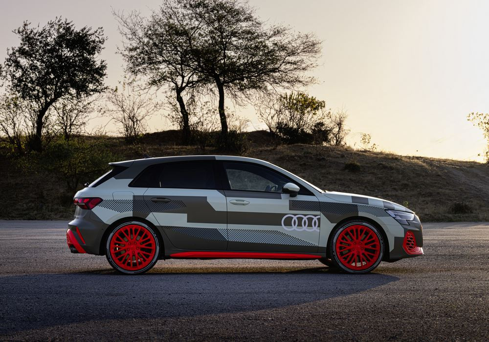 Des prototypes de l'Audi S3 mise à jour en test sur des courbes difficiles et des montagnes escarpées