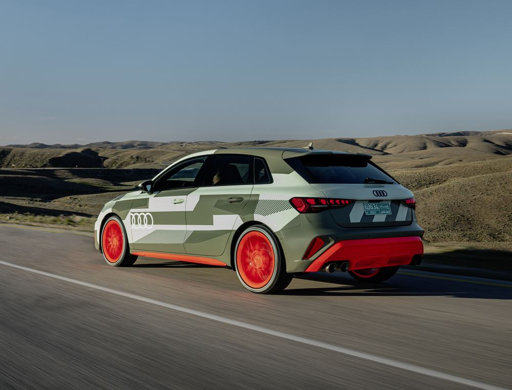 Des prototypes de l'Audi S3 mise à jour en test sur des courbes difficiles et des montagnes escarpées