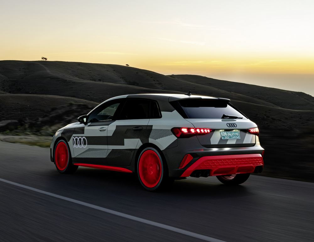 Des prototypes de l'Audi S3 mise à jour en test sur des courbes difficiles et des montagnes escarpées