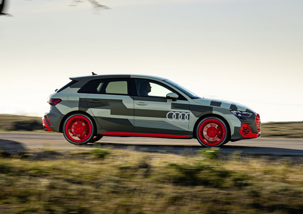 Des prototypes de l'Audi S3 mise à jour en test sur des courbes difficiles et des montagnes escarpées