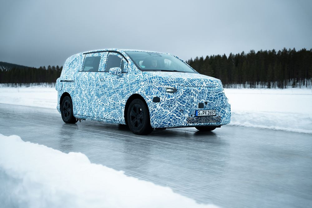 Les grands monospaces électriques Mercedes-Benz maîtrisent les essais hivernaux au cercle polaire