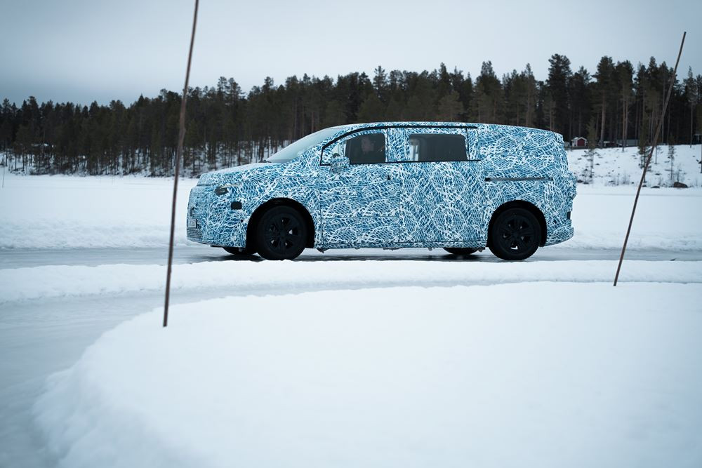Les grands monospaces électriques Mercedes-Benz maîtrisent les essais hivernaux au cercle polaire