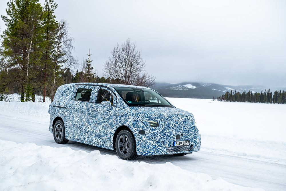 Les grands monospaces électriques Mercedes-Benz maîtrisent les essais hivernaux au cercle polaire