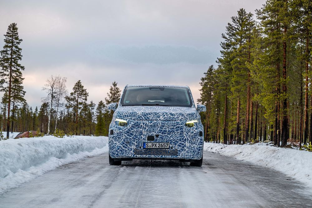 Les grands monospaces électriques Mercedes-Benz maîtrisent les essais hivernaux au cercle polaire