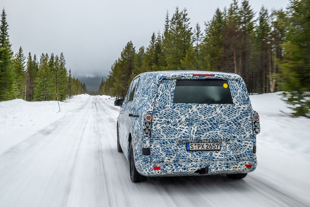 Les grands monospaces électriques Mercedes-Benz maîtrisent les essais hivernaux au cercle polaire
