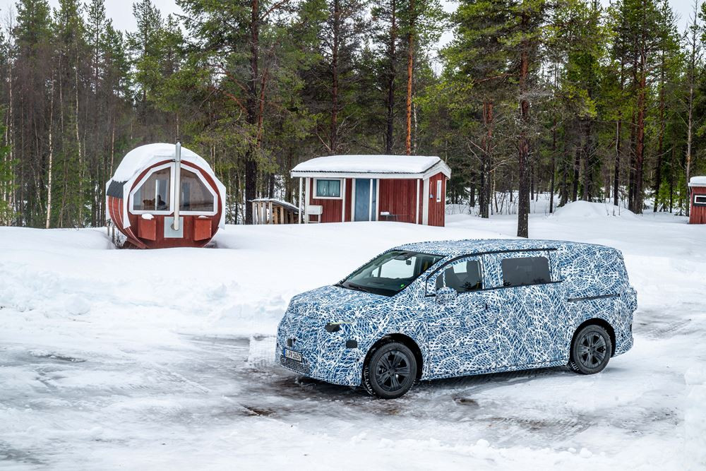 Les grands monospaces électriques Mercedes-Benz maîtrisent les essais hivernaux au cercle polaire