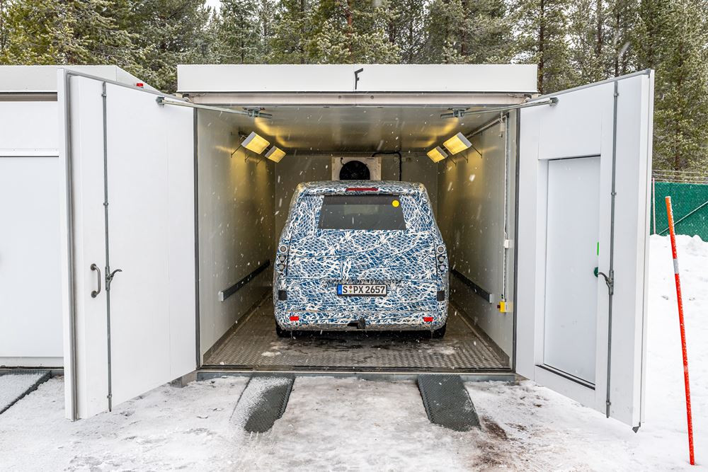 Les grands monospaces électriques Mercedes-Benz maîtrisent les essais hivernaux au cercle polaire