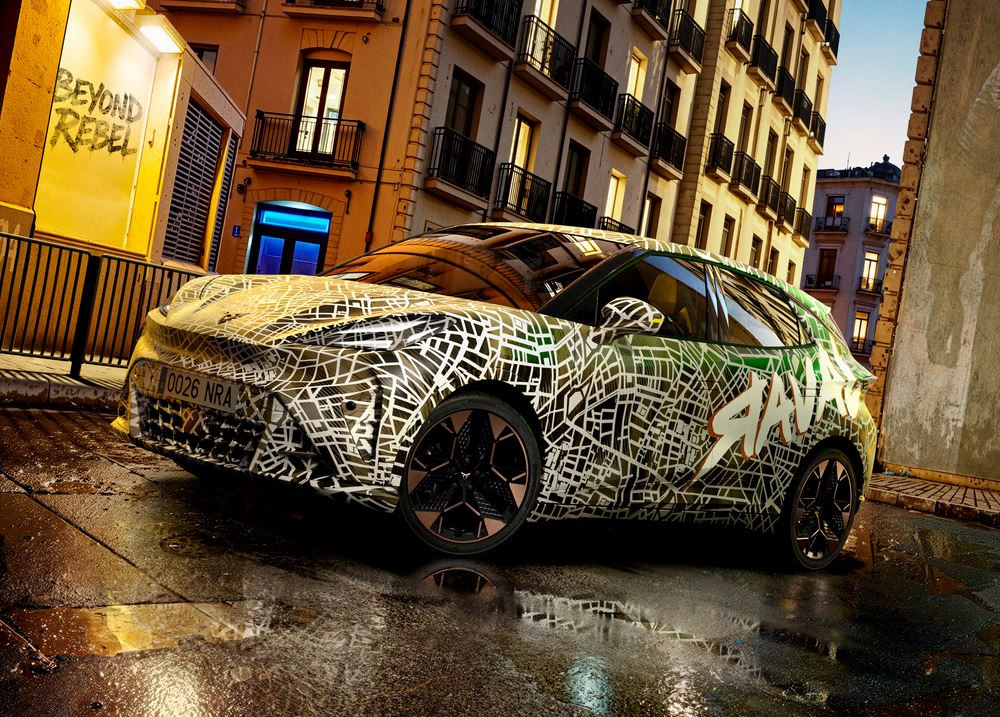 Le prototype camouflé de la Cupra Raval donne un aperçu de la future citadine électrique