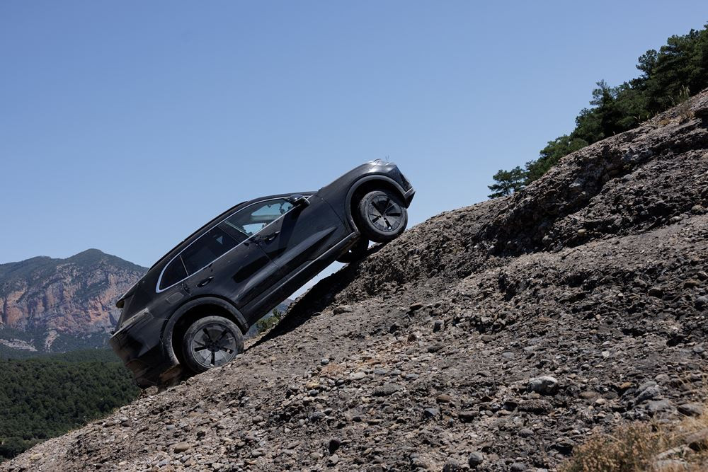 Les prototypes de Porsche Cayenne Electric poussés à leurs limites par temps glacial et caniculaire