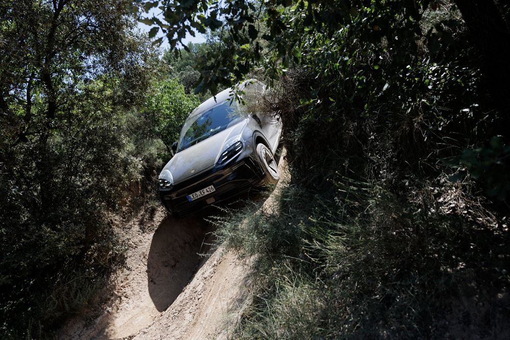 Les prototypes de Porsche Cayenne Electric poussés à leurs limites par temps glacial et caniculaire