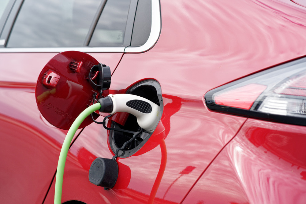 Recharger un véhicule électrique coûte moins cher que de « faire le plein » d'un véhicule thermique