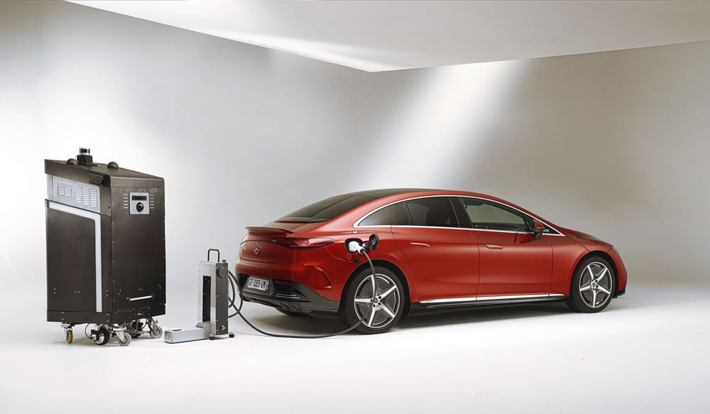 Un robot chargeur autonome pour recharger les véhicules électriques dans les parkings
