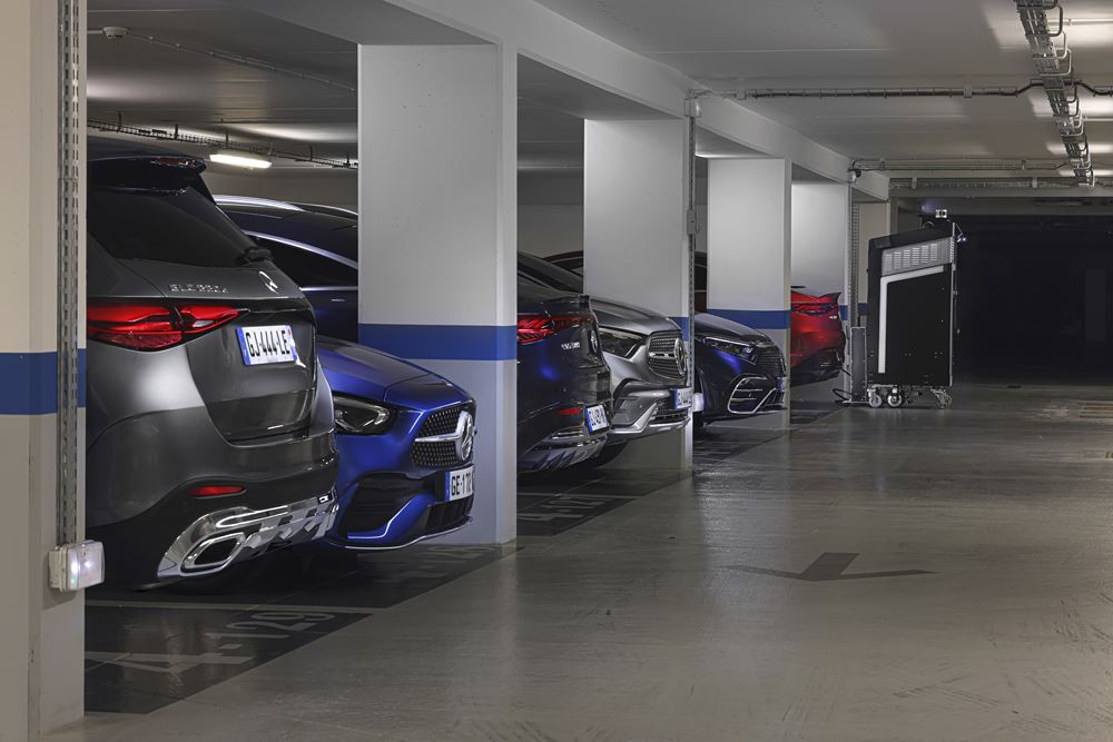 Un robot chargeur autonome pour recharger les véhicules électriques dans les parkings