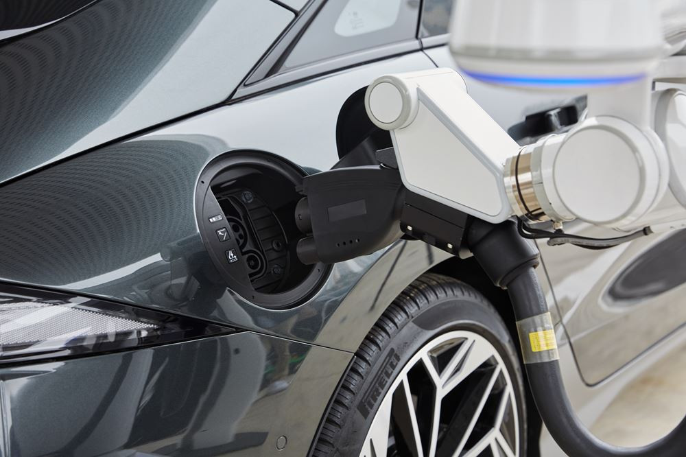 Un robot de recharge automatique Hyundai pour véhicules électriques