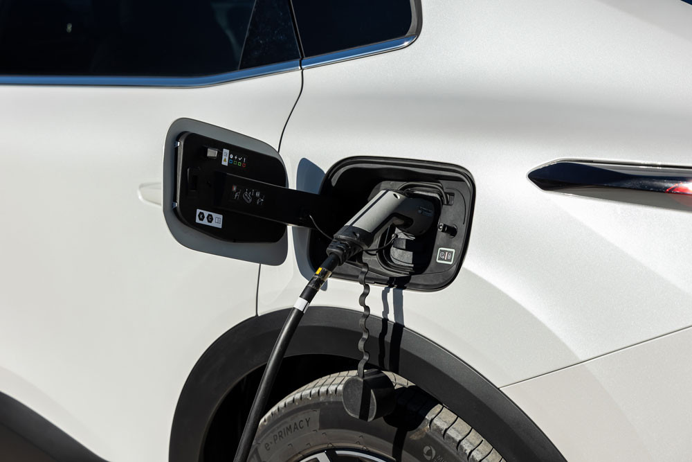 La Citroën ë-C4 X 54 kWh électrique passe plus de trois heures en recharge pour parcourir 1 000 km